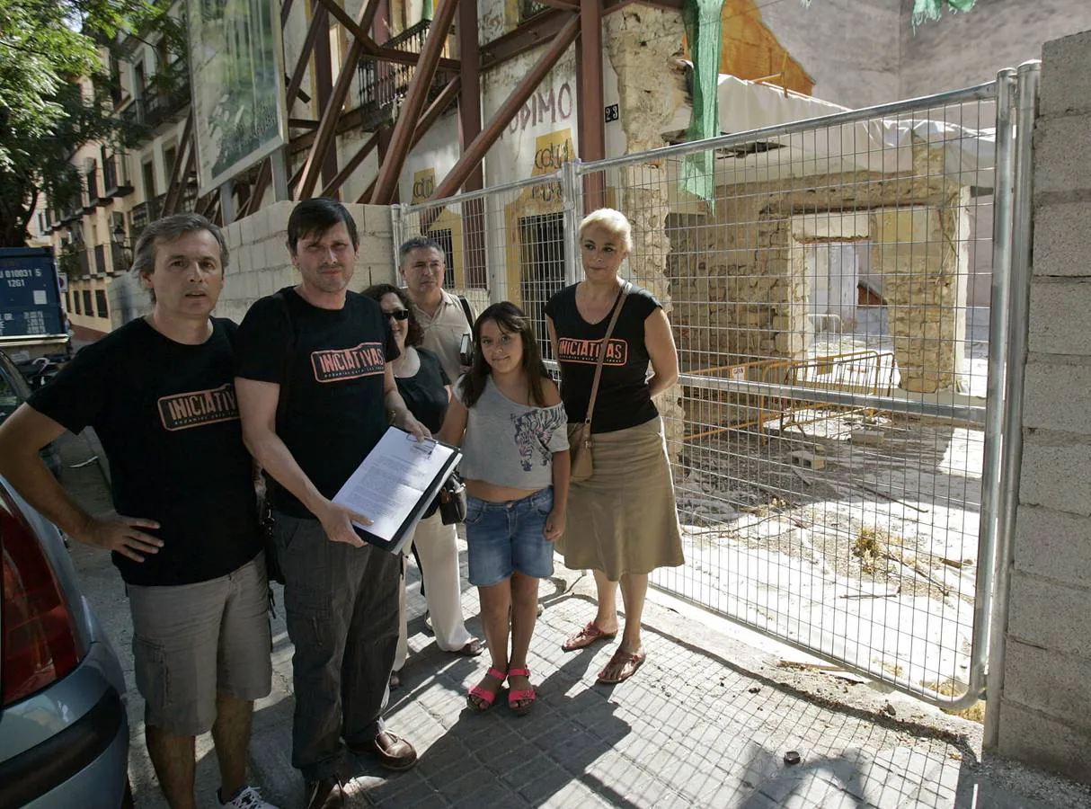 Miembros de la plataforma que presentó la denuncia posan frente a lo queda del palacio en una imagen de archivo.