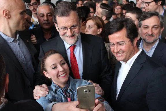 El presidente en funciones, Mariano Rajoy, junto al alcalde de El Ejido, Francisco Góngora.