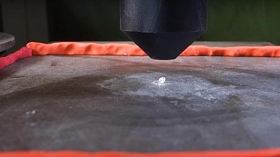 ¿Qué pasa si aplastamos un diamante con una prensa hidráulica?