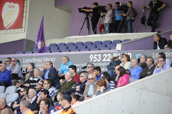 Palco vacío en el estadio de La Victoria el pasado domingo en el partido entre el Real Jaén y el Cádiz.