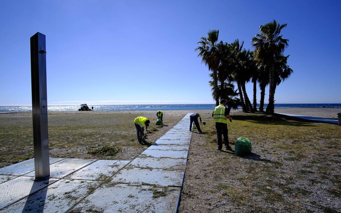 Operarios de la empresa concesionaria actual trabajan en tareas de mantenimiento en la playa en Puerta del Mar.