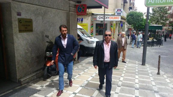 Sergio Hitos, a la izquierda, y Juan Carlos Hidalgo, a la derecha, caminan ayer juntos de vuelta de la notaría.