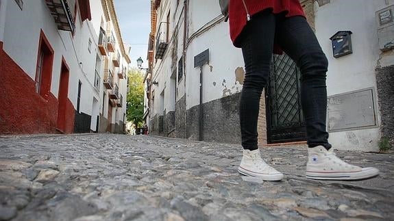 La Cuesta de Alhacaba es la "verdadera" entrada al Albaicín, lejos de los turistas y de los visitantes, y conecta la ciudad con Plaza Larga, el corazón del barrio 