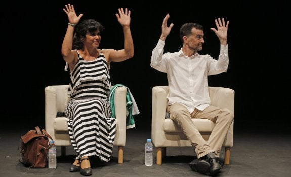 Teresa Rodríguez y Antonio Maíllo, en el primer acto público conjunto de la precampaña electoral del 26J, en Sevilla. :