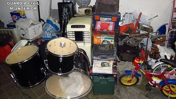 Algunos de los objetos decomisados por la Guardia Civil 