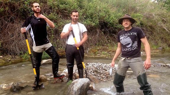 Los suizos Fernando García, Antonio Maveiro y Thomas Kunze han pasado dos semanas buscando oro en el río Genil (Granada). 