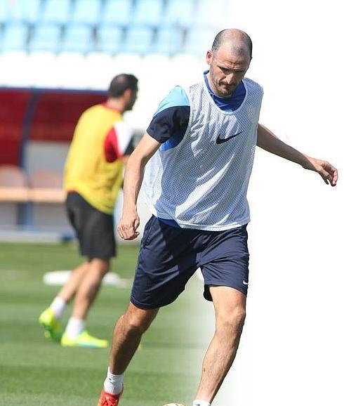 Fernando Soriano, que golpea el balón, quiere un equipo valiente ante el Oviedo. 