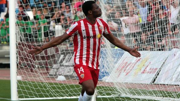 Kalu Uche celebra la consecución del segundo tanto rojiblanco.