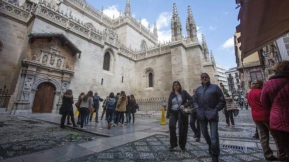 Acceso a la Capilla Real. 