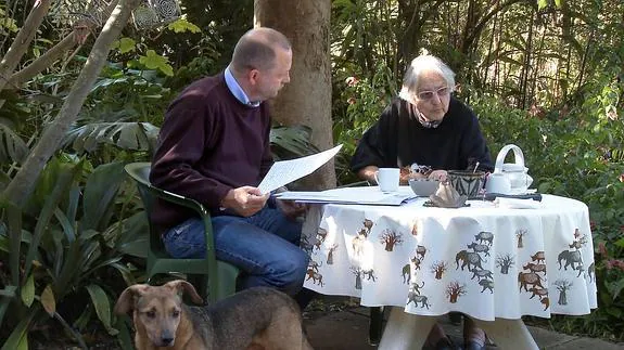 Keith Wiedersheim conversa con Els, una de las mujeres con las que se relacionósu padre Manfred, enel jardín de su casa de Ciudad del Cabo en un fotograma del documental ‘Mothertongue’. 