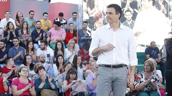 El secretario general del PSOE, Pedro Sánchez, y la presidenta de la Junta, Susana Díaz, participan esta tarde en Granada en el primer acto conjunto de precampaña.