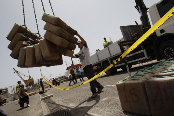 Agentes de Vigilancia Aduanera descargan más de cinco toneladas de hachís interceptadas a un pesquero en aguas de Cabo de Gata.