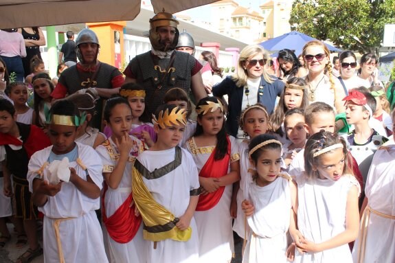 Los niños tratan de reconocer a personajes de la mitología griega en un photocall con imágenes.