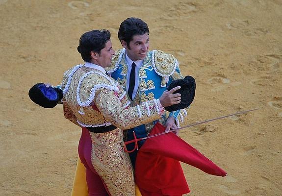 Cayetano, en el momento de brindar la muerte del cuarto toro, el de su triunfo de dos orejas, a su hermano Francisco.