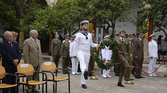 Un soldado de Tierra y un marinero de la Armada, en el homenaje a los caídos. 