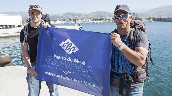 Los dos alpinistas granadinos posan en el Puerto de Motril antes de comenzar su aventura.