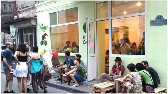 Un grupo extremista asalta con salchichas un bar vegano y ataca a sus clientes