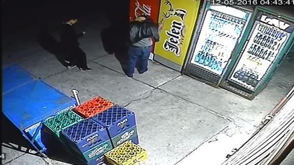 Trata de robar cerveza y el karma le responde