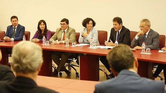 La rectora de la UGR se ha reunido con los empresarios 