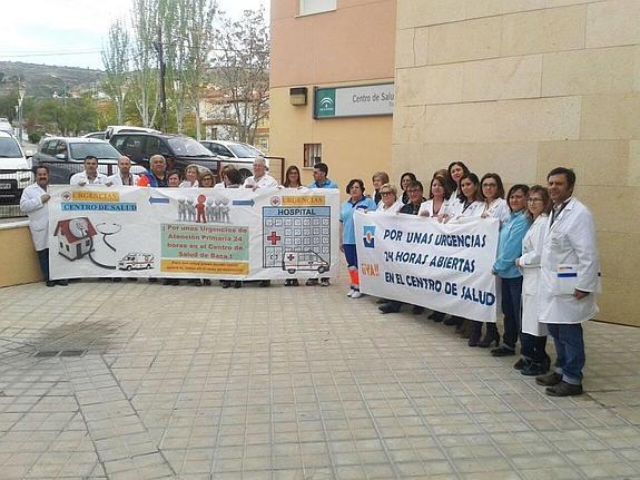 Sanitarios de Baza recogieron cerca de 7.000 firmas para pedir un servicio de urgencias de 24 horas para el centro de salud local.