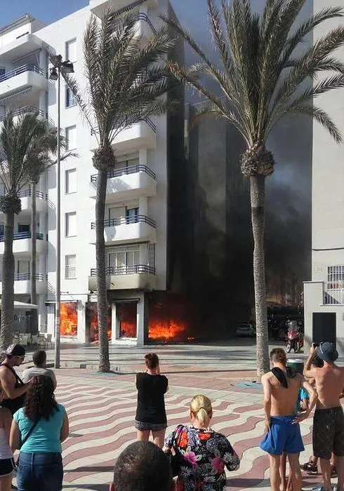 El fuego arrasa la zapatería Salvador Artesanos en el Paseo Marítimo