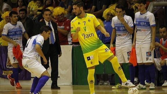 Emilio Buendía controla un balón durante un partido.