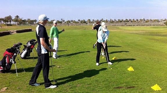 Turistas británicos juegan al golf en Almería.