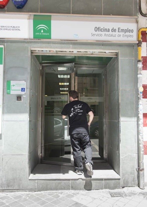Un joven entra en una oficina del Servicio Andaluz de Empleo (SAE) de Granada.