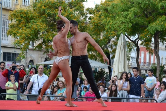 El espectáculo aéreo 'aribaldi' comenzó la noche con su espectacular 'show'.