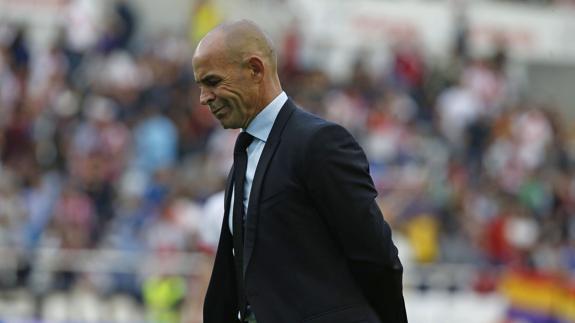 Paco Jémez gesticula preocupado en la banda durante un partido del Rayo de la pasada liga.