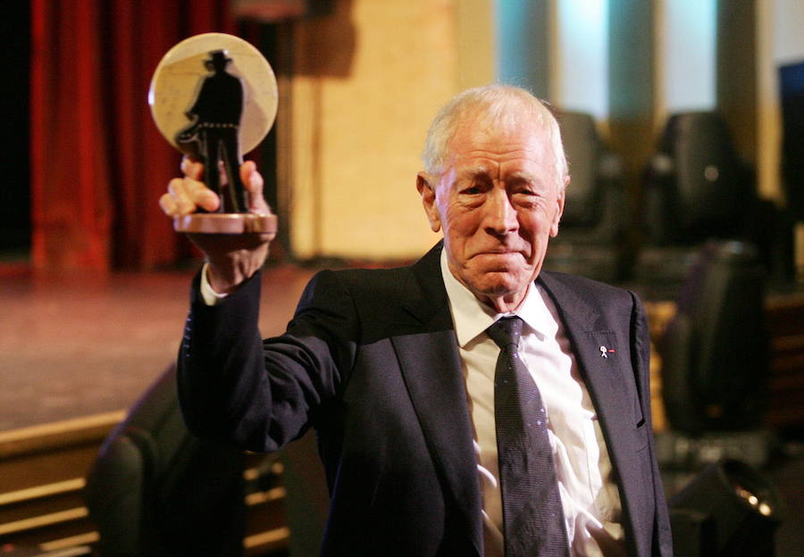 El actor sueco Max Von Sydow levanta el premio Almería Tierra de Cine.
