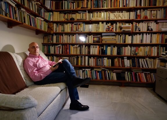 Juan Mata Anaya, en la biblioteca de su domicilio granadino.