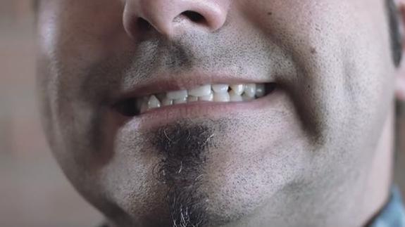 ¡Cuidado! ¿Eres de los que hace este gesto en tu grupo de amigos?