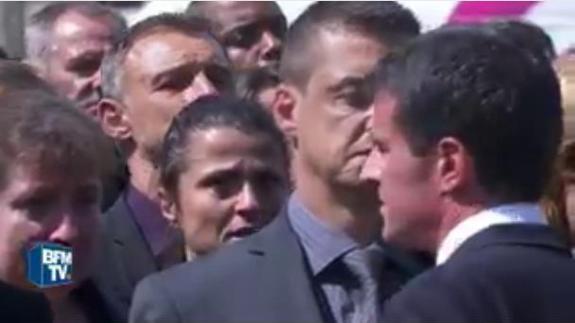 Un policía reta a Hollande y Valls negándoles el saludo