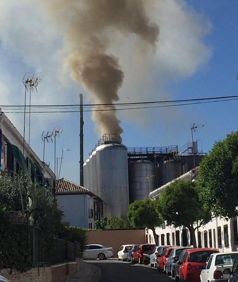 Un incendio en la fábrica de Cervezas Alhambra alarma a la ciudad