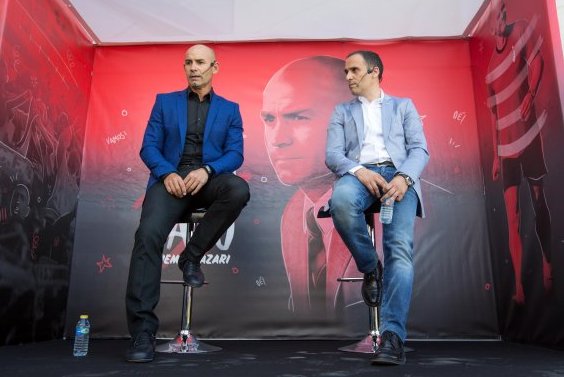 Javier Torralbo, director deportivo, observa la comparecencia de Paco Jémez.