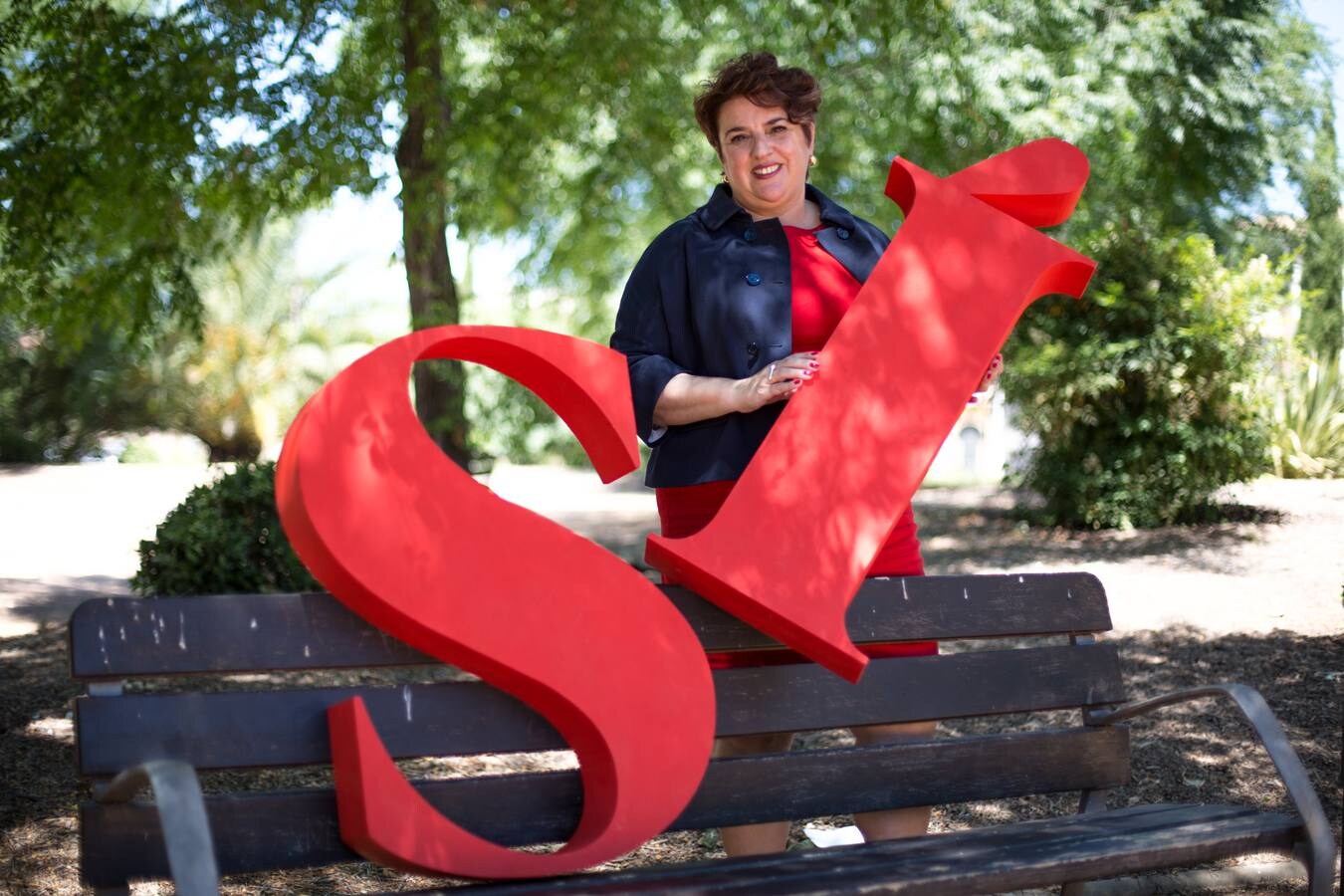 Teresa Jiménez posa en un parque de Granada con el 'sí' empleado por el PSOE para la campaña.