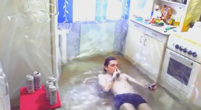 Dos amigos se montan una piscina en la cocina