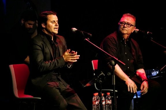 Un momento de la actuación de Enrique Moratalla y Juan Pinilla anoche en el FEX. 