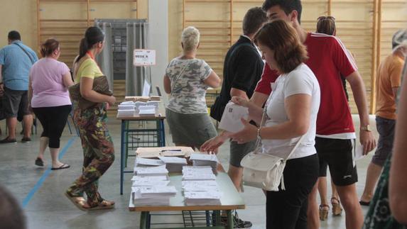 Colas de votantes en un colegio electoral de la capital. 