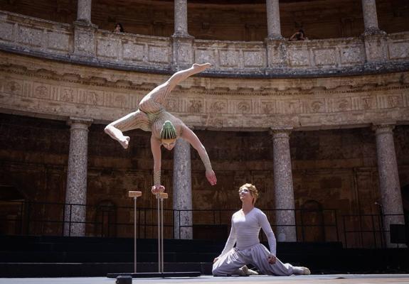 Los dos bailarines apenas pudieron estar cuatro minutos sobre el escenario del Carlos V.