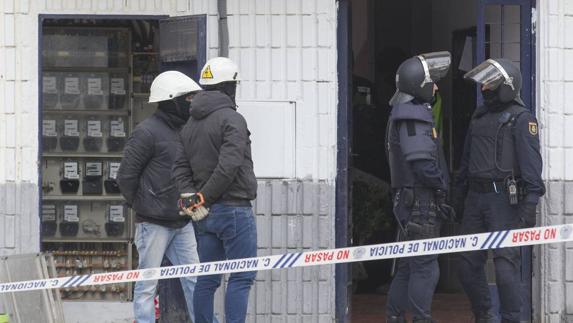 Operarios de Endesa protegidos por la Policía Nacional en la zona de Molino Nuevo en una intervención anterior. 