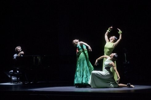 Tres jóvenes bailan en el Festival de Música y Danza.