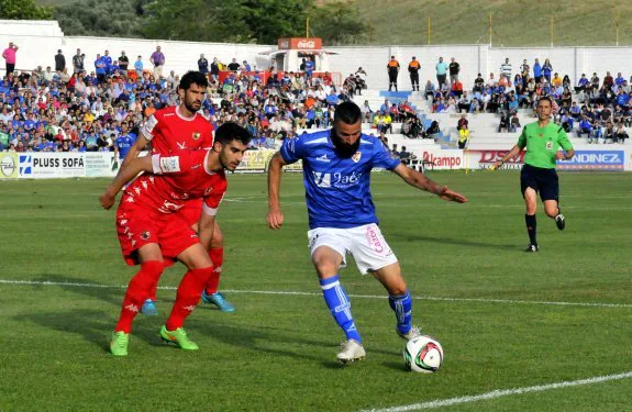 Gonzalo haciendo la marca a Payán en el partido de vuelta por la permanencia en Linarejos.