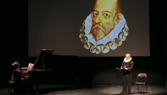 Manuel Galiana interpreta a Miguel de Cervantes sobre el escenario del auditorio del Centro García Lorca, con Marisa Blanes al piano. 