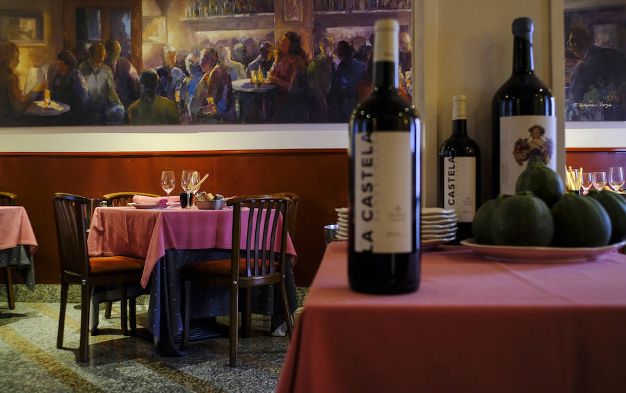 Vista del comedor de La Castela. Al fondo, la mesa donde se sentó Michelle Obama.