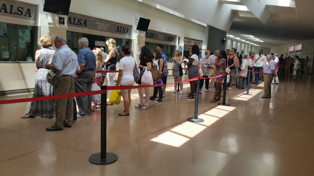 Colas en la estación de autobuses.