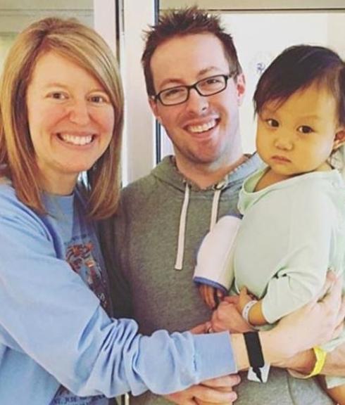 Mandan a su bebé por correo por una buena causa