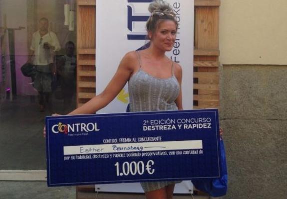 Esther Barrabeig con su cheque 