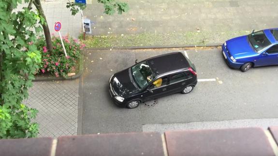 Se tira 6 minutos intentando aparcar en una amplia plaza